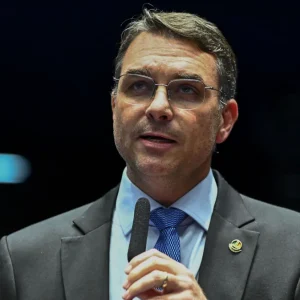 Família de Flávio Bolsonaro é feita refém durante assalto em Resende