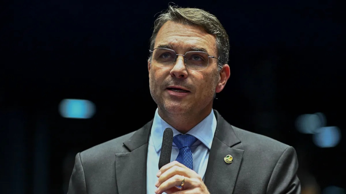Família de Flávio Bolsonaro é feita refém durante assalto em Resende
