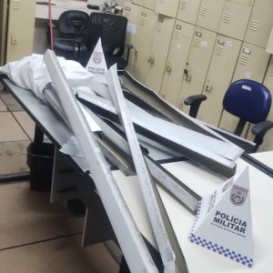 Homem tenta furtar letreiro de mercado em Santa Rosa e termina preso em Niterói