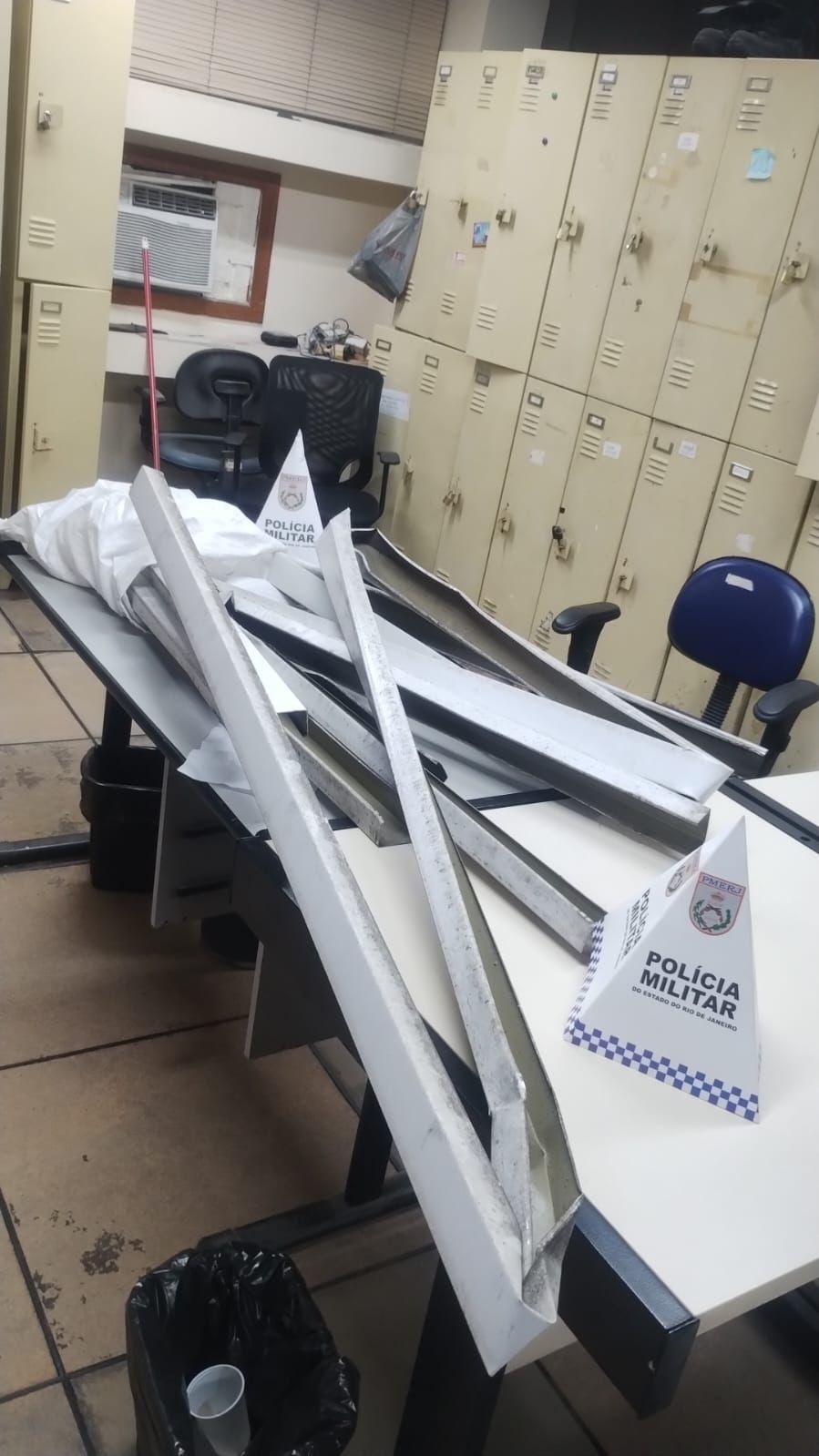 Homem tenta furtar letreiro de mercado em Santa Rosa e termina preso em Niterói