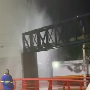 Maricá: Rompimento de adutora provoca vazamento de grandes proporções de