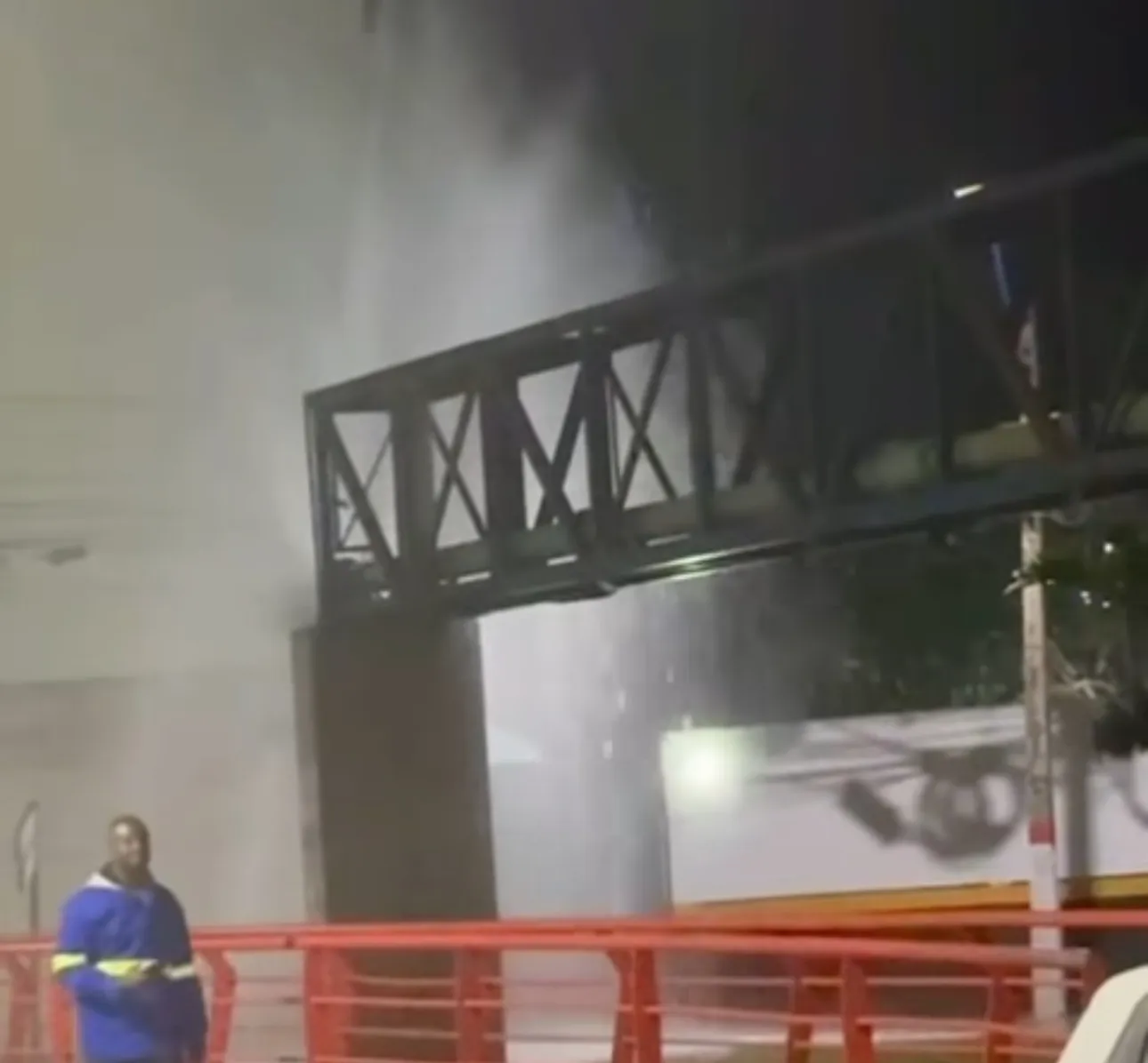 Maricá: Rompimento de adutora provoca vazamento de grandes proporções de