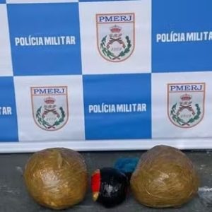 Mulher é presa por tráfico de drogas em carro de aplicativo em Rio Bonito