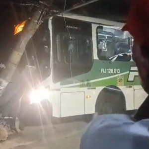 Ônibus bate em poste durante assalto na Baixada; vídeo