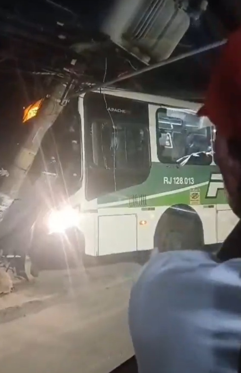 Ônibus bate em poste durante assalto na Baixada; vídeo