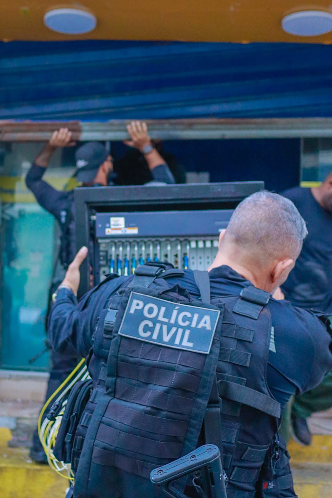 Operação contra 'gatonet' tem presos e fuzil apreendido; vídeo | Enfoco