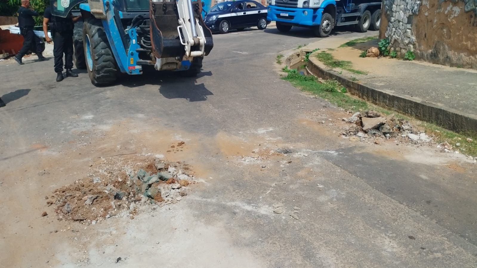 PM retira 400kg de barricadas instaladas pelo tráfico no Serrão, em Niterói