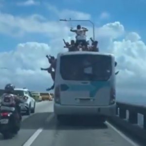 Torcedores são flagrados em cima de ônibus na Ponte Rio-Niterói