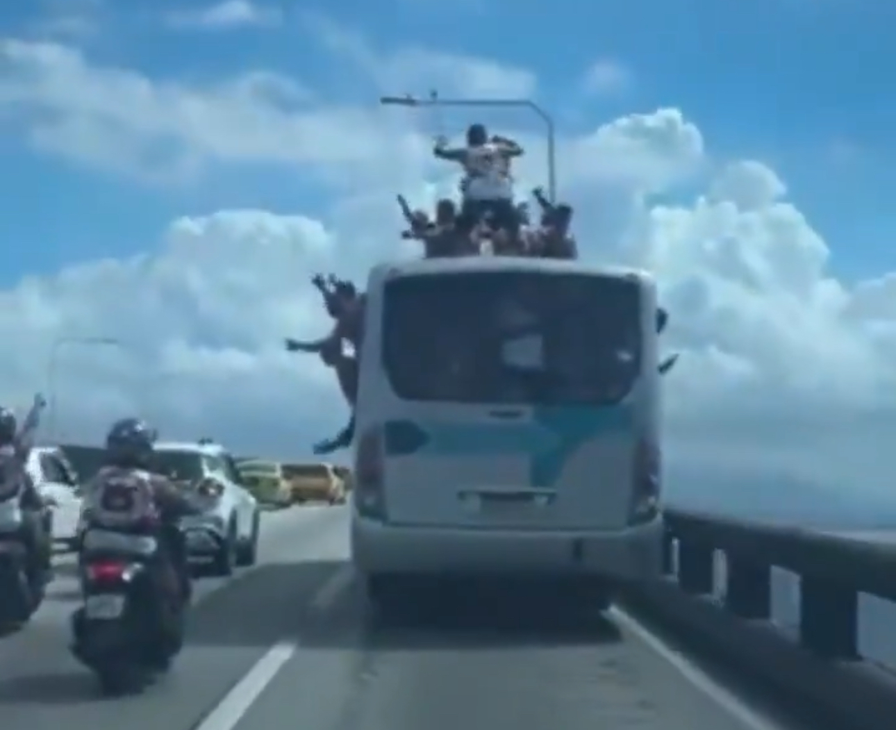 Torcedores são flagrados em cima de ônibus na Ponte Rio-Niterói