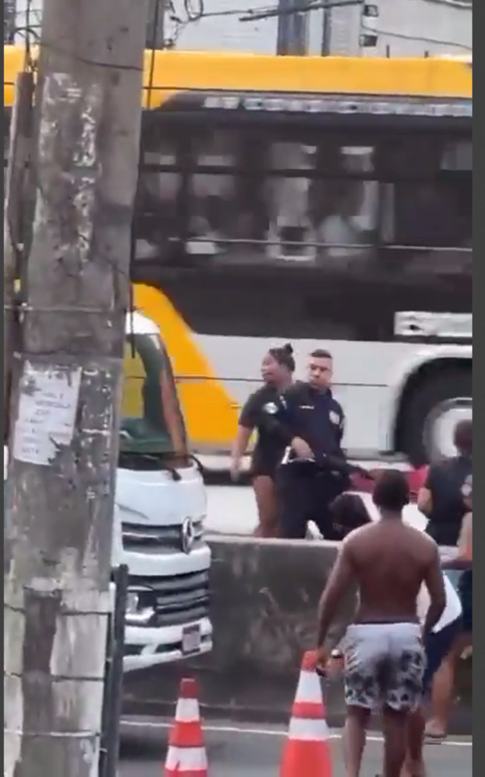 Tumulto entre PMs e populares na Avenida Brasil; vídeo | Enfoco