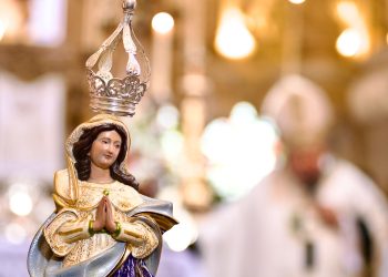 A suntuosa réplica da padroeira primitiva da igreja de Nossa Senhora da Lapa dos Mercadores