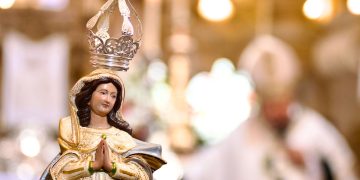 A suntuosa réplica da padroeira primitiva da igreja de Nossa Senhora da Lapa dos Mercadores