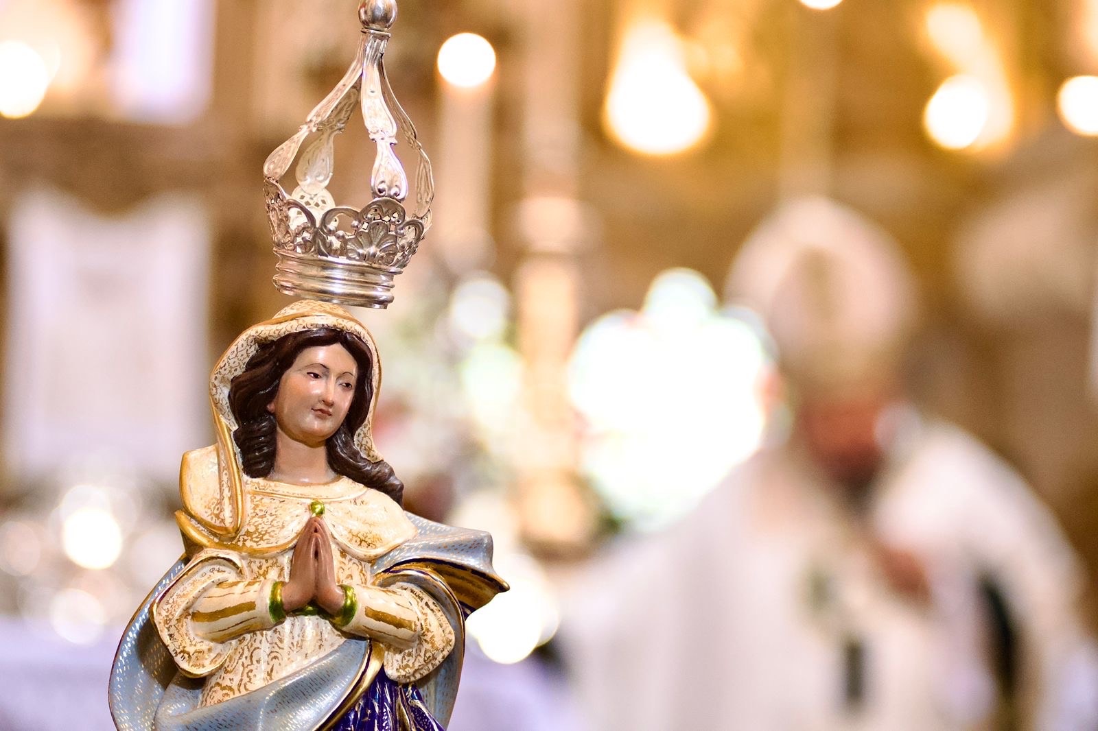 A suntuosa réplica da padroeira primitiva da igreja de Nossa Senhora da Lapa dos Mercadores