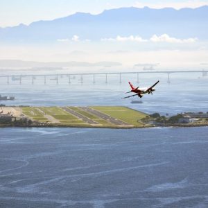 Aeroporto Santos Dumont é fechado para pousos e decolagens por conta de vazamento de óleo na pista