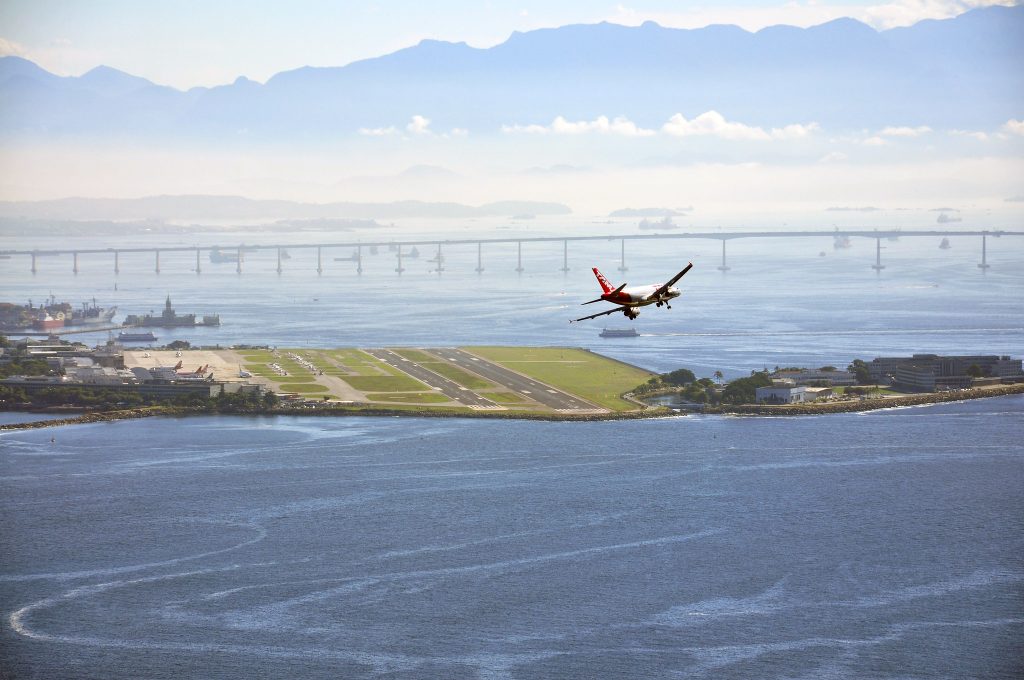 Aeroporto Santos Dumont é fechado para pousos e decolagens por conta de vazamento de óleo na pista