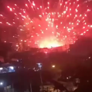 Balão provoca incêndio em fiação na Avenida Brasil, na altura de Realengo