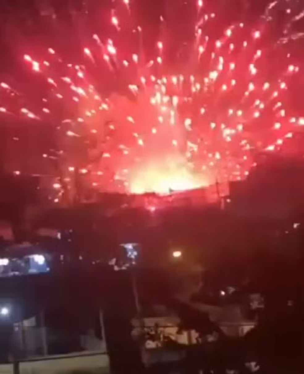 Balão provoca incêndio em fiação na Avenida Brasil, na altura de Realengo