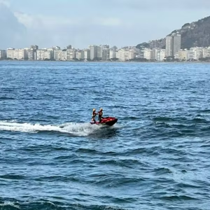 Bombeiros buscam por casal de adolescentes que desapareceu no mar do Leme