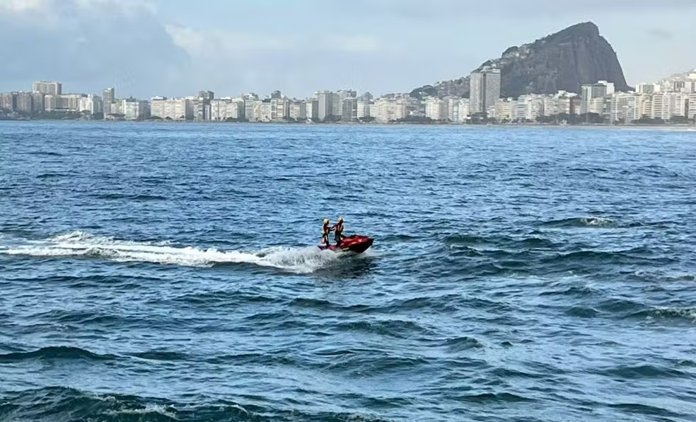 Bombeiros buscam por casal de adolescentes que desapareceu no mar do Leme