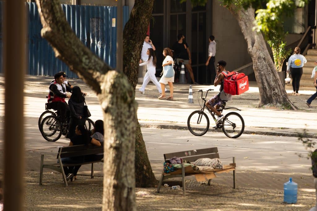 Comissões da Alerj aprovam projeto de lei para garantir condições de trabalho a entregadores de aplicativo