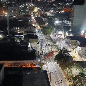 Criminosos atravessam ônibus e fecham Alameda São Boaventura, em Niterói