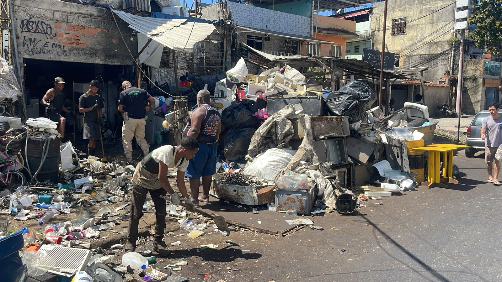 Fábrica ilegal de reaproveitamento reciclados é interditada em Cordovil