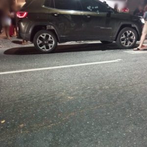 Homem morre dentro de veículo alvejado por oito tiros em São Gonçalo; Vídeo