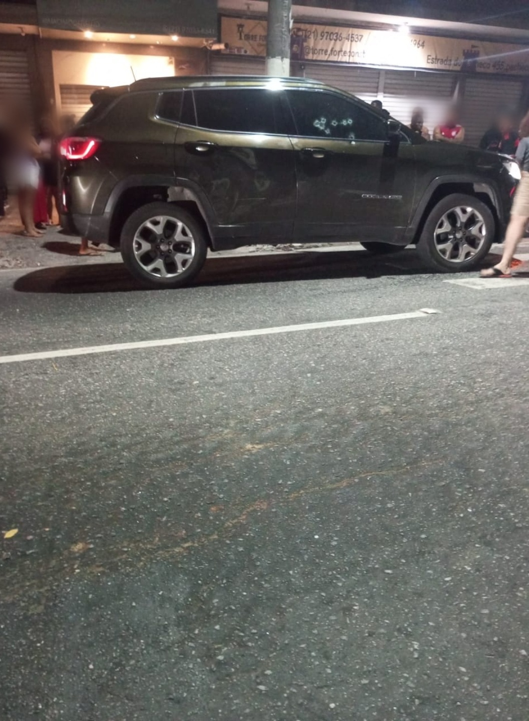 Homem morre dentro de veículo alvejado por oito tiros em São Gonçalo; Vídeo