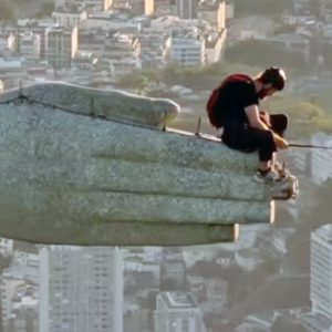 Homens invadem e fazem salto do Cristo Redentor no Rio