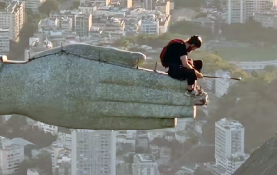 Homens invadem e fazem salto do Cristo Redentor no Rio