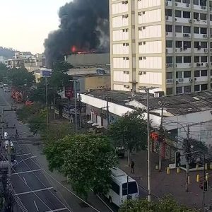 Incêndio atinge loja do Amigão na Freguesia e interdita trecho da Estrada de Jacarepaguá