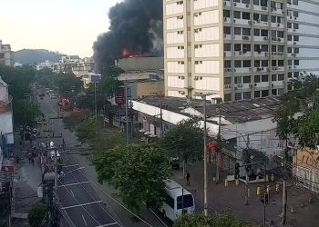 Incêndio atinge loja do Amigão na Freguesia e interdita trecho da Estrada de Jacarepaguá