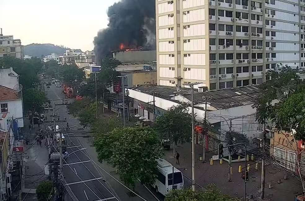 Incêndio atinge loja do Amigão na Freguesia e interdita trecho da Estrada de Jacarepaguá