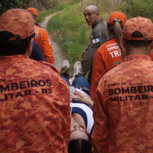 Jovem é resgatada por Guarda Municipal em trilha de Niterói | Enfoco