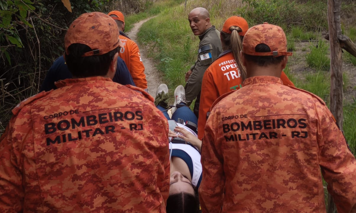 Jovem é resgatada por Guarda Municipal em trilha de Niterói | Enfoco