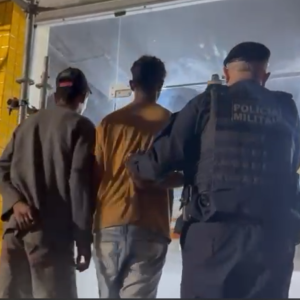 Ladrões entram por casa caindo aos pedaços pra furtar e se dão mal em Niterói | Enfoco