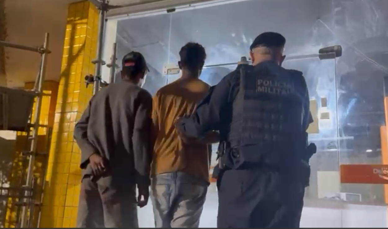 Ladrões entram por casa caindo aos pedaços pra furtar e se dão mal em Niterói | Enfoco