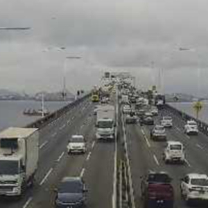 Manhã de chuva e trânsito lento nos acessos à Ponte