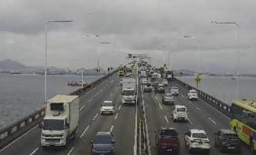 Manhã de chuva e trânsito lento nos acessos à Ponte