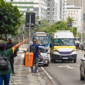 Motoristas de ônibus das viações Vila Isabel e Real paralisam serviço; mais de 20 linhas são afetadas