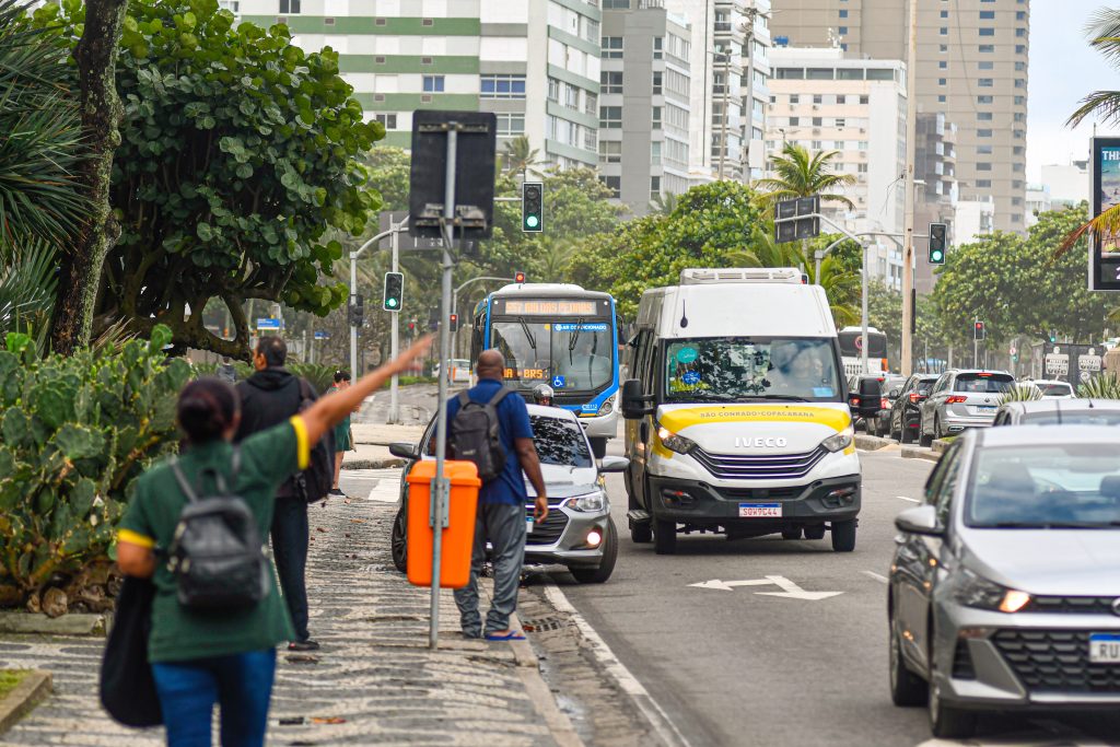 Motoristas de ônibus das viações Vila Isabel e Real paralisam serviço; mais de 20 linhas são afetadas