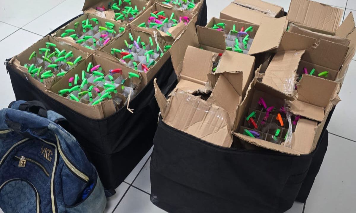 Passageira é presa com mais de 700 frascos de lança-perfume | Enfoco