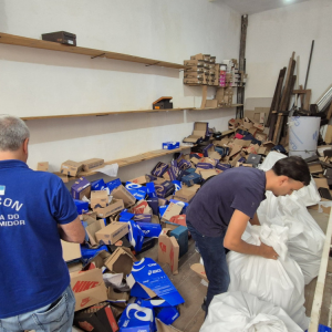 Polícia apreende toneladas de produtos piratas em loja do Saara