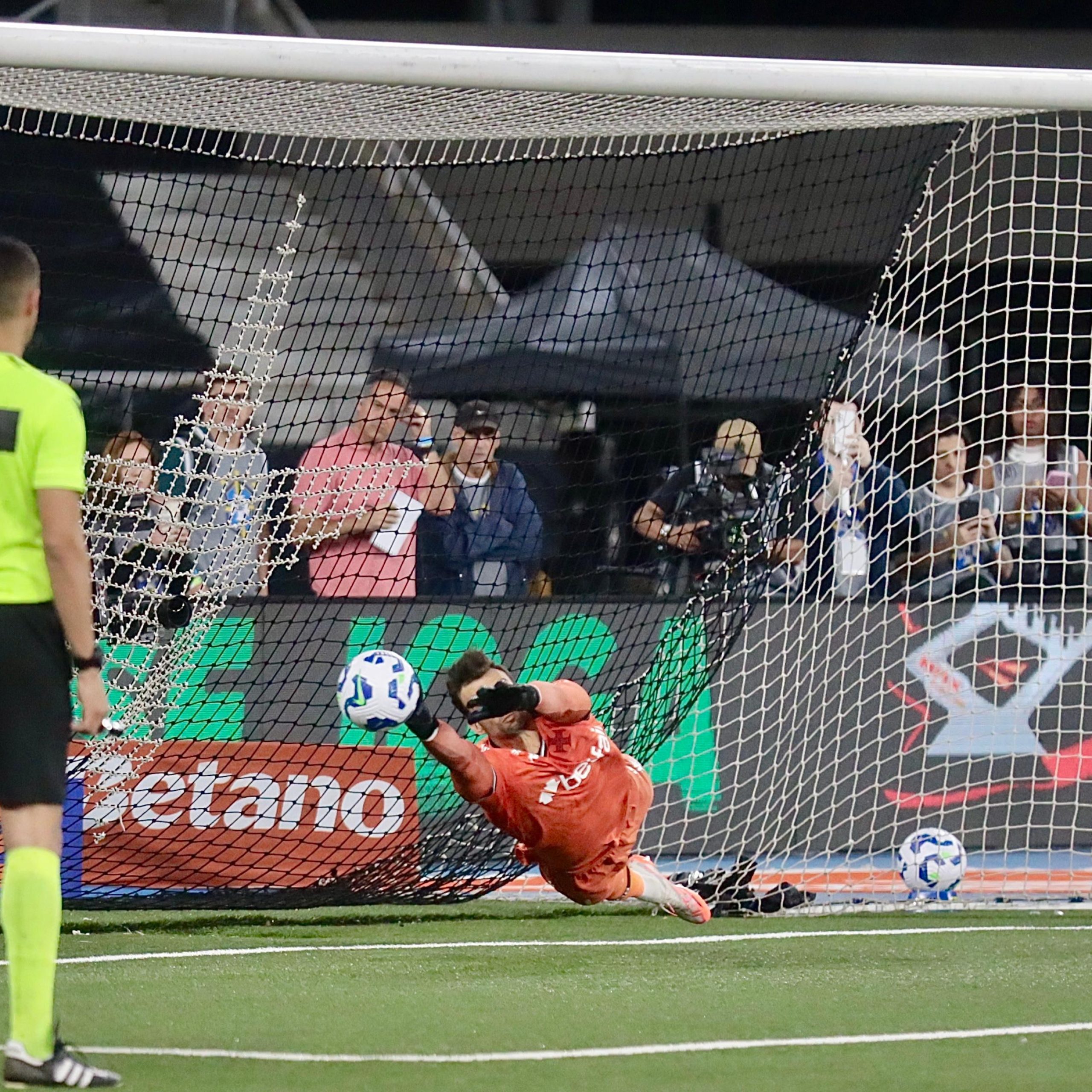 Vasco vence o Botafogo nos pênaltis e vai encarar o Fluminense na semifinal da Copa do Brasil