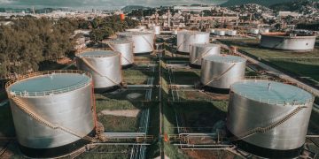 ANP desinterdita parcialmente a Refinaria de Manguinhos; torre de destilação segue fechada