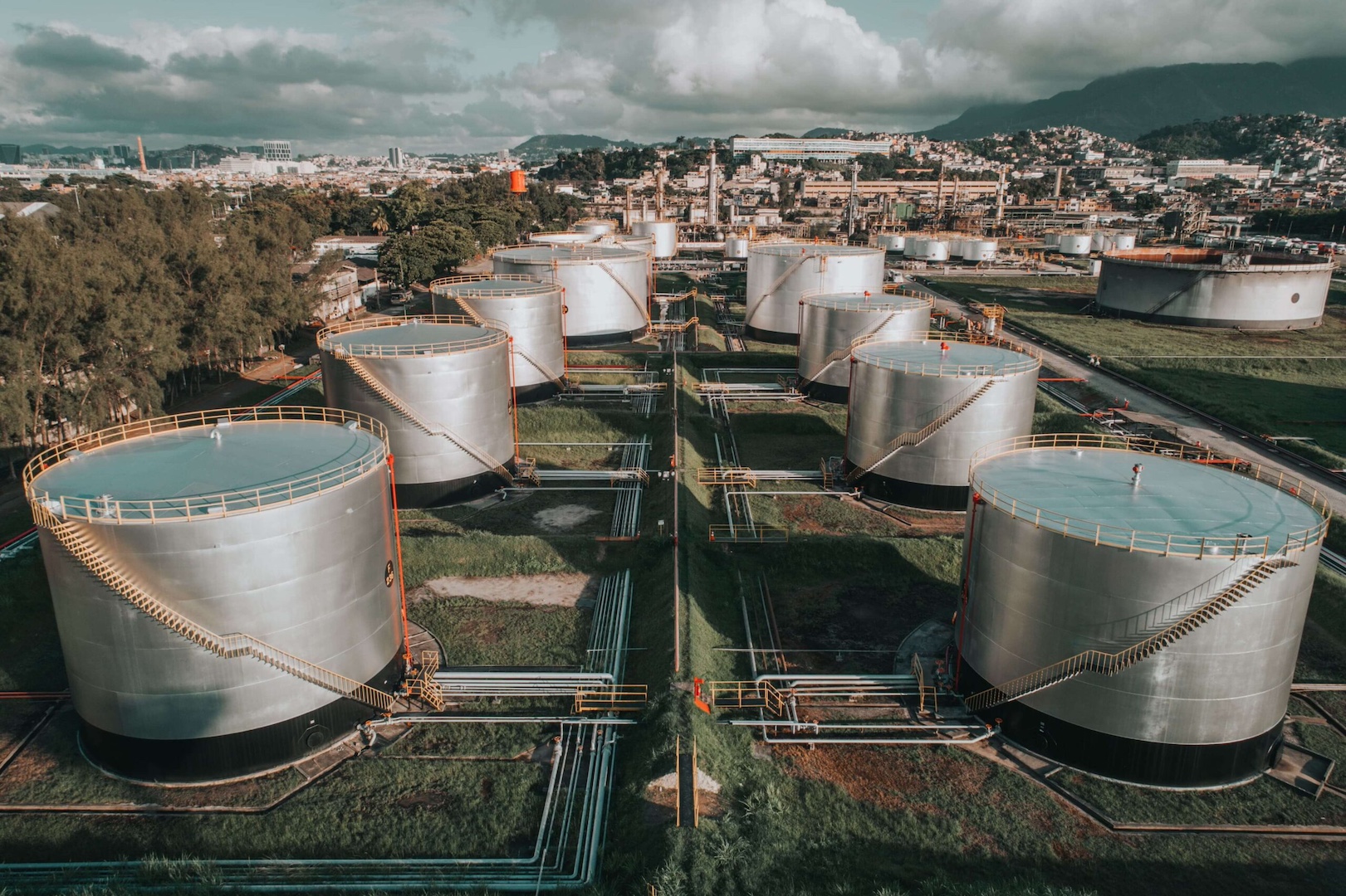 ANP desinterdita parcialmente a Refinaria de Manguinhos; torre de destilação segue fechada