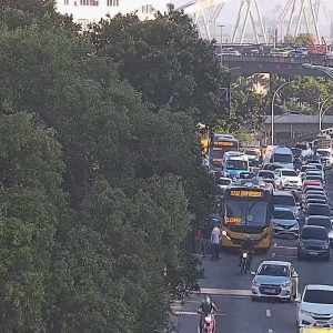 Acidente com ônibus e carro complica o trânsito no Rio