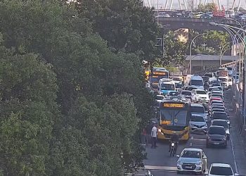 Acidente com ônibus e carro complica o trânsito no Rio