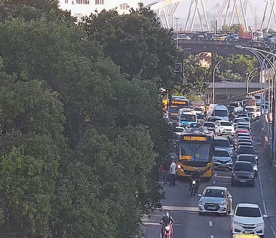 Acidente com ônibus e carro complica o trânsito no Rio