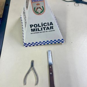 Alicate e faca apreendidos com homem que ameaçava fiéis em Niterói